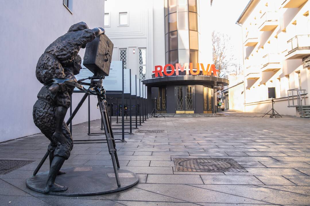 Prie „Romuvos“ atidengta K. Balčiūno skulptūra „Pirmas filmas“