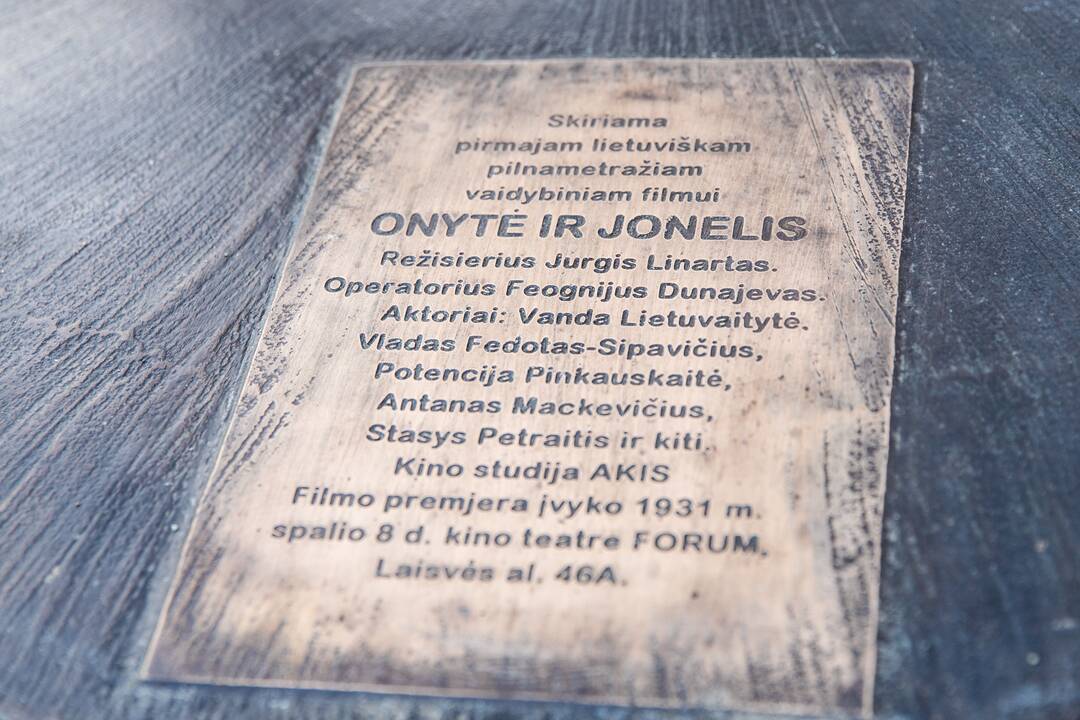 Prie „Romuvos“ atidengta K. Balčiūno skulptūra „Pirmas filmas“