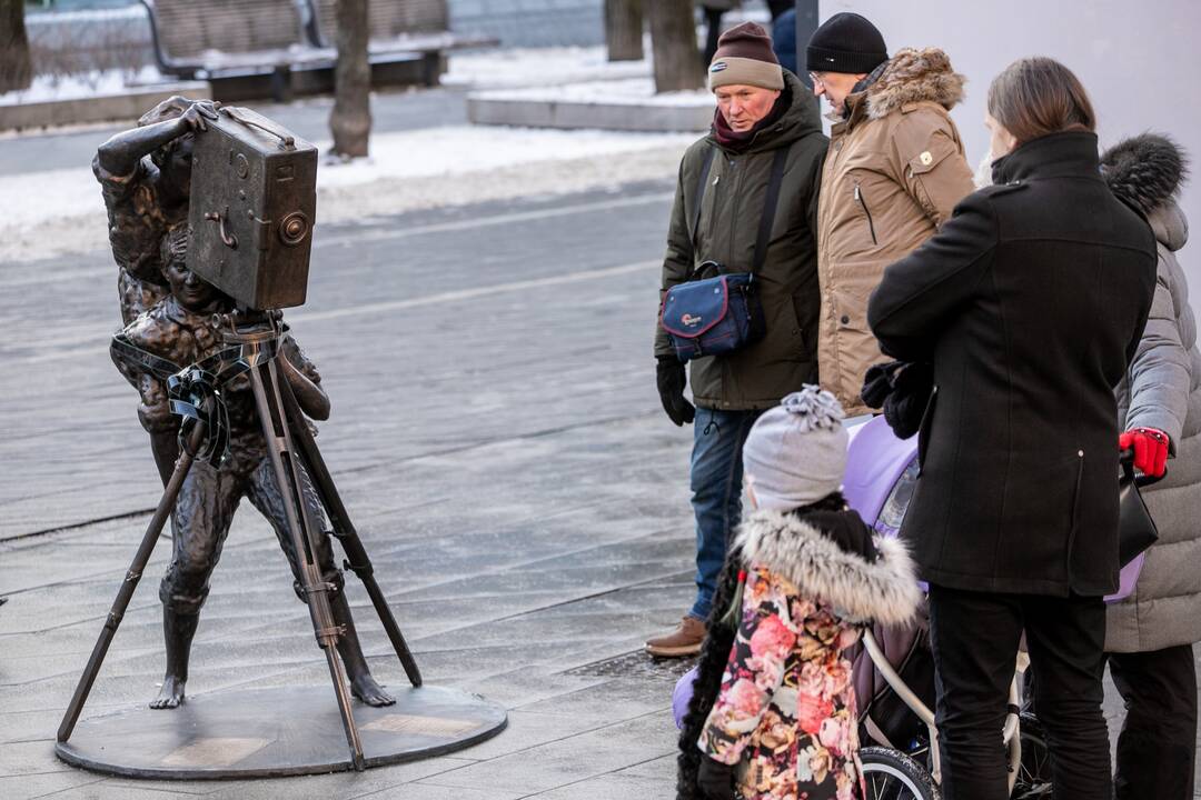 Prie „Romuvos“ atidengta K. Balčiūno skulptūra „Pirmas filmas“