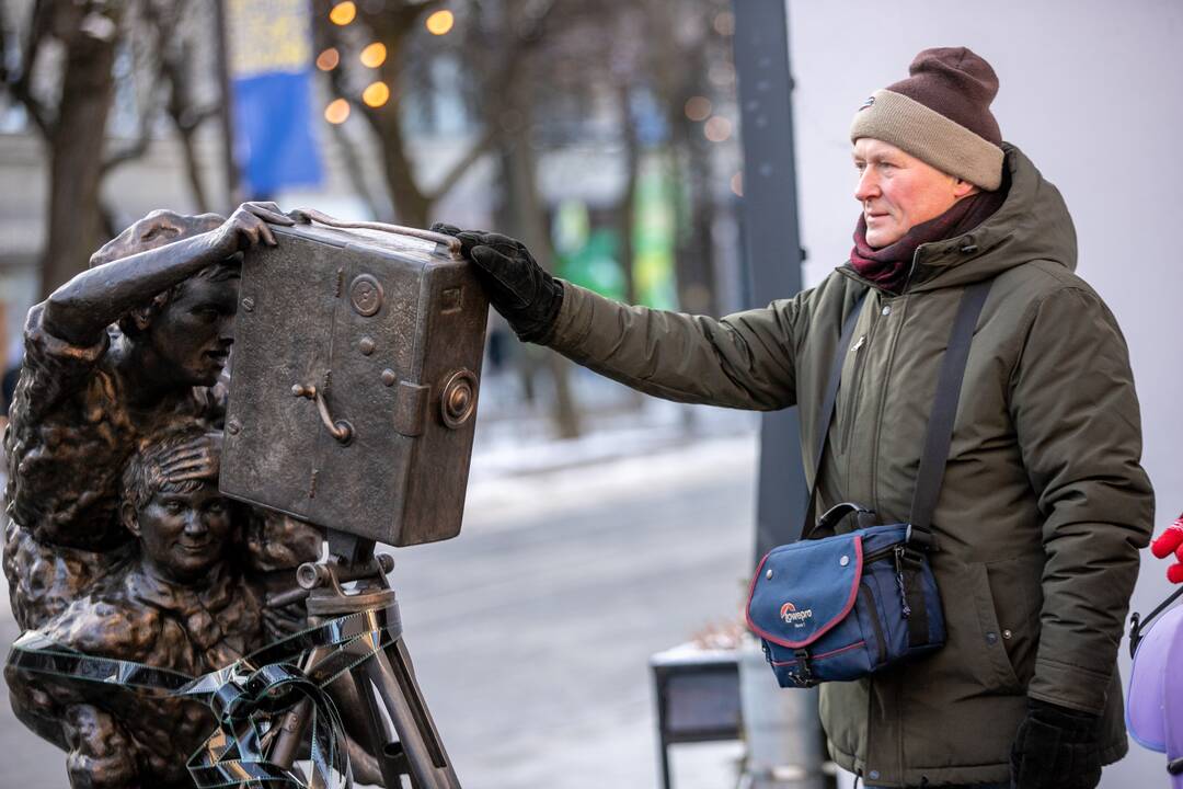 Prie „Romuvos“ atidengta K. Balčiūno skulptūra „Pirmas filmas“
