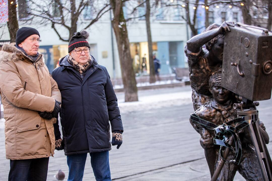 Prie „Romuvos“ atidengta K. Balčiūno skulptūra „Pirmas filmas“