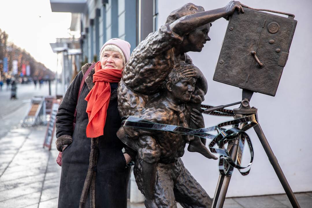 Prie „Romuvos“ atidengta K. Balčiūno skulptūra „Pirmas filmas“