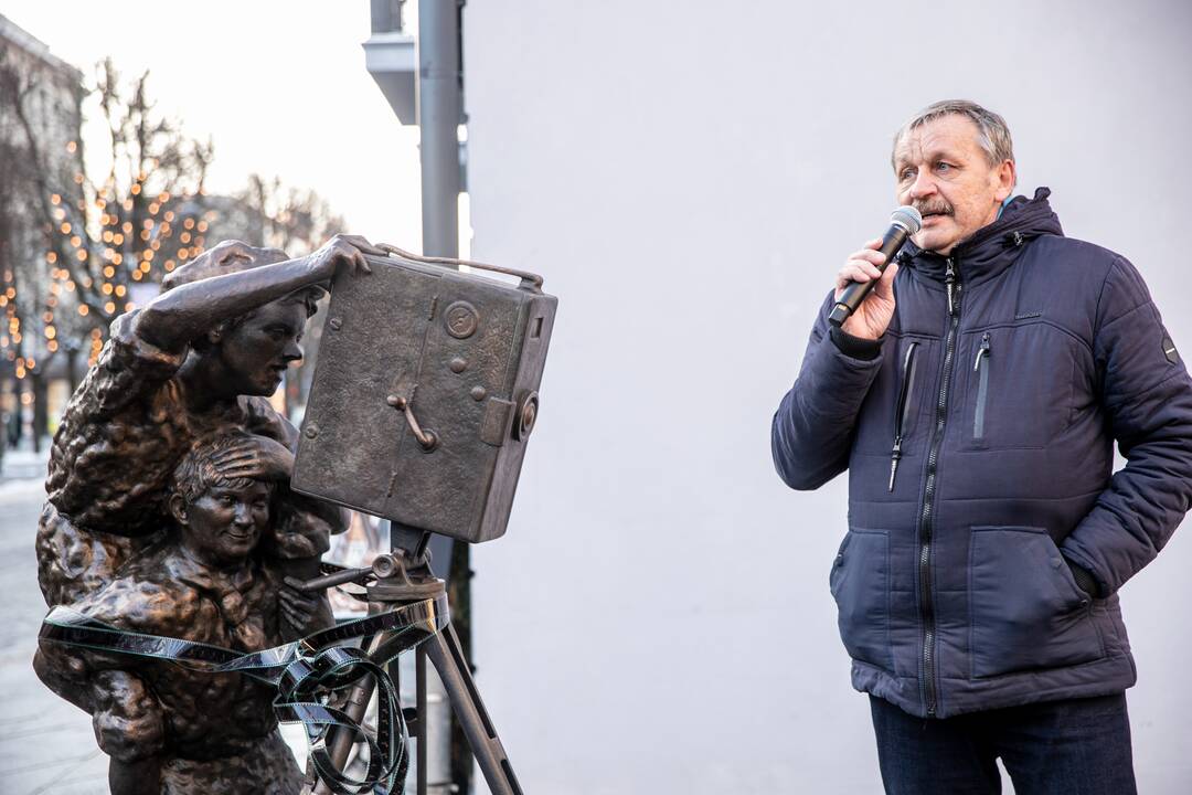 Prie „Romuvos“ atidengta K. Balčiūno skulptūra „Pirmas filmas“