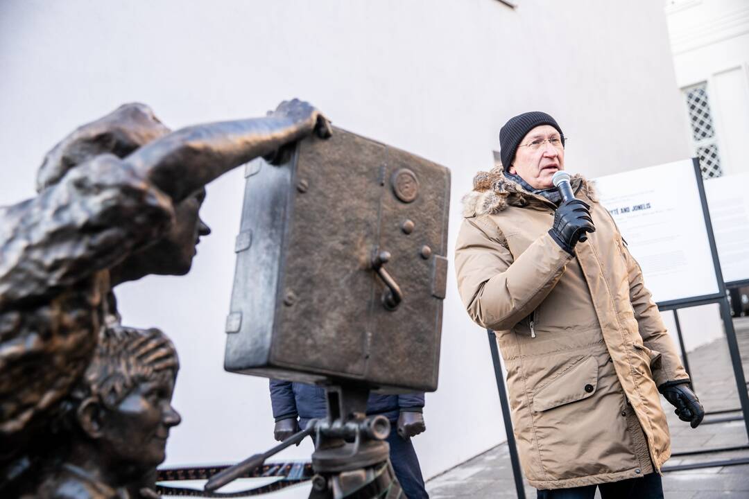 Prie „Romuvos“ atidengta K. Balčiūno skulptūra „Pirmas filmas“