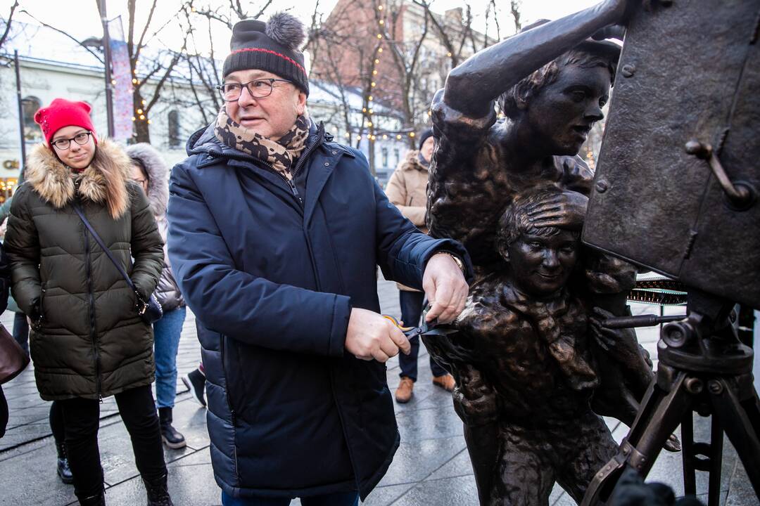 Prie „Romuvos“ atidengta K. Balčiūno skulptūra „Pirmas filmas“