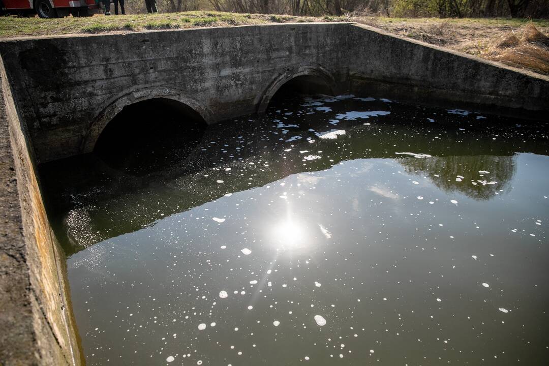 Kauno ugniagesiai aiškinasi didžiulę taršą Nemune