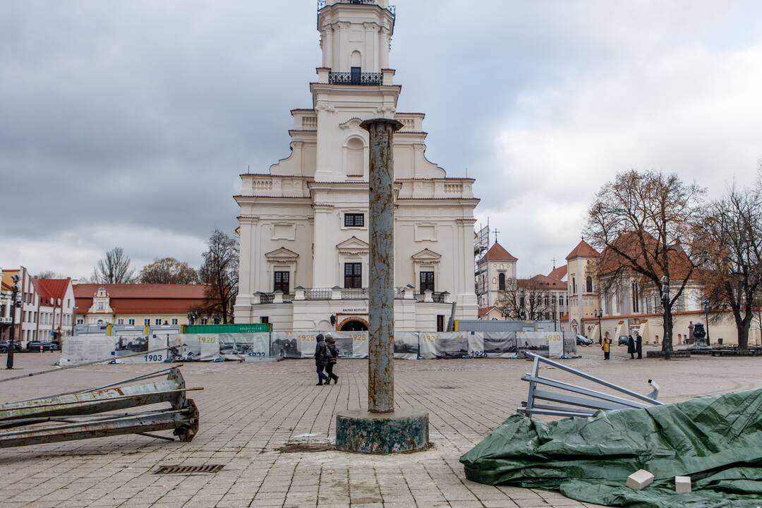 Rotušės aikštėje pradeda kilti Kalėdų eglė