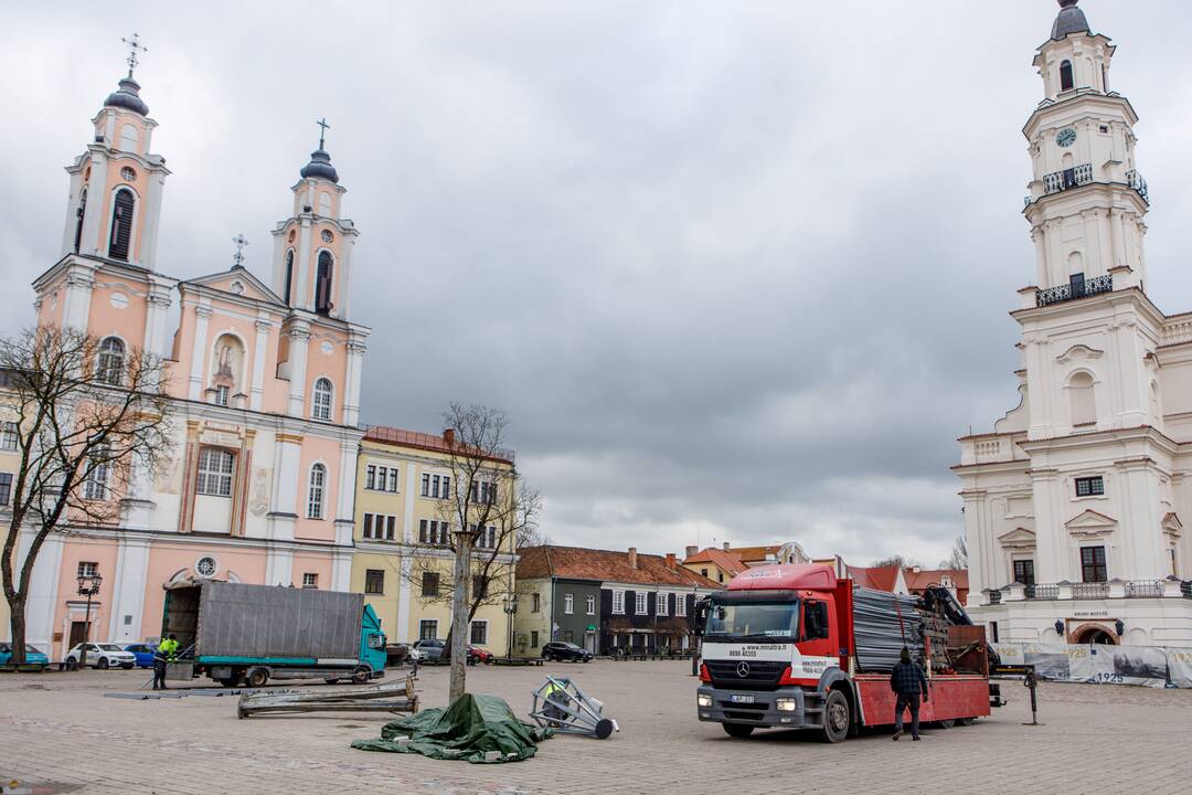 Rotušės aikštėje pradeda kilti Kalėdų eglė