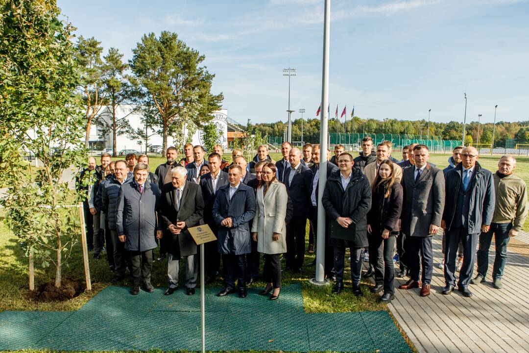 Prie Prezidento Valdo Adamkaus sporto centro šaknis įleido ąžuolai