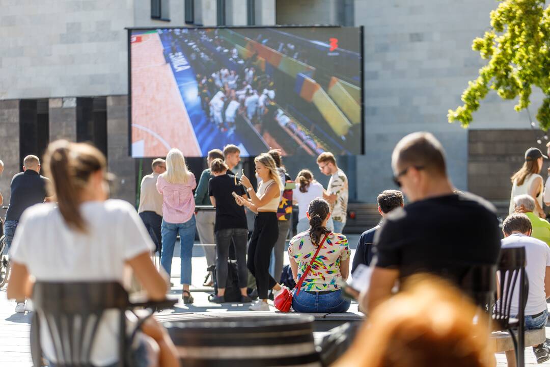 Kauniečiai stebi Lietuvos-Serbijos krepšinio rungtynes