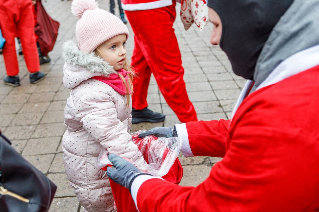 Po Kauną pabiro ratuoti Kalėdų Seneliai