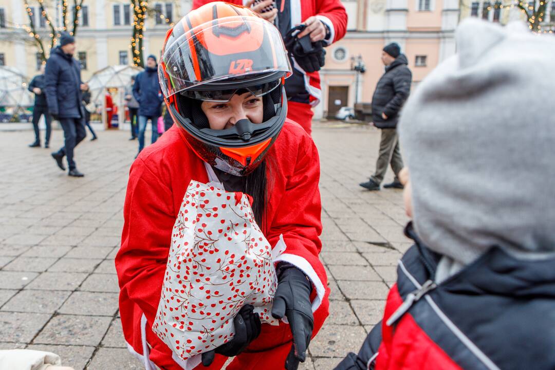 Po Kauną pabiro ratuoti Kalėdų Seneliai