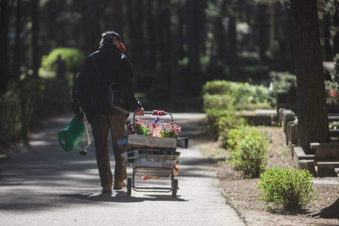 Artėjant Motinos dienai – kapinėse Kaune padidėjęs žmonių srautas