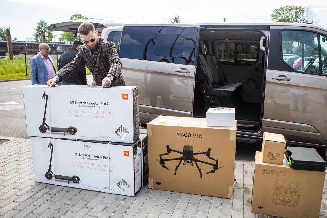 Kauno policijai perduoti naktiniai dronai ir elektriniai paspirtukai