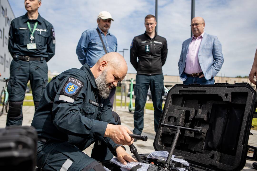 Kauno policijai perduoti naktiniai dronai ir elektriniai paspirtukai