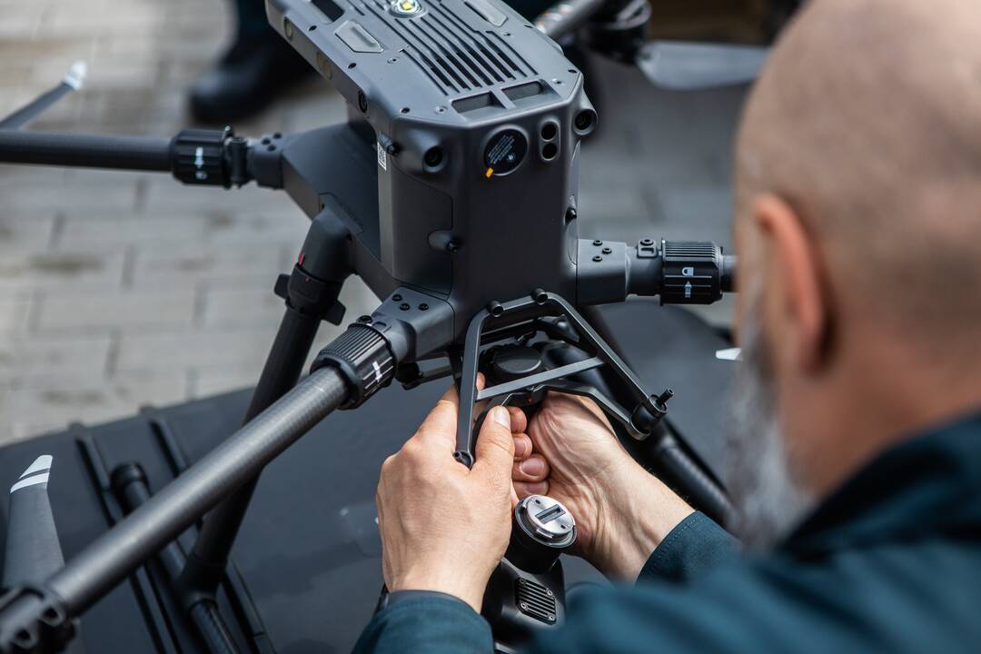 Kauno policijai perduoti naktiniai dronai ir elektriniai paspirtukai