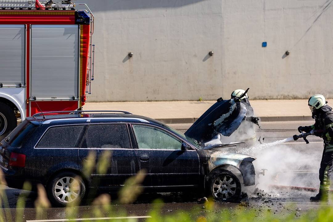 Vilniuje užsiliepsnojo „Audi“