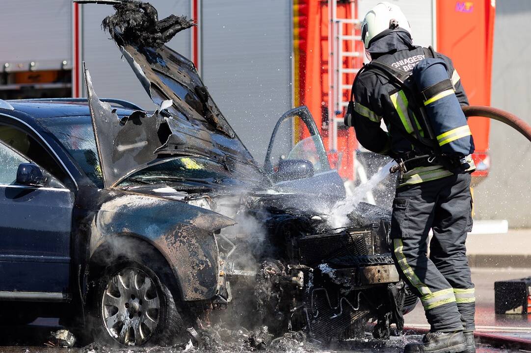 Vilniuje užsiliepsnojo „Audi“