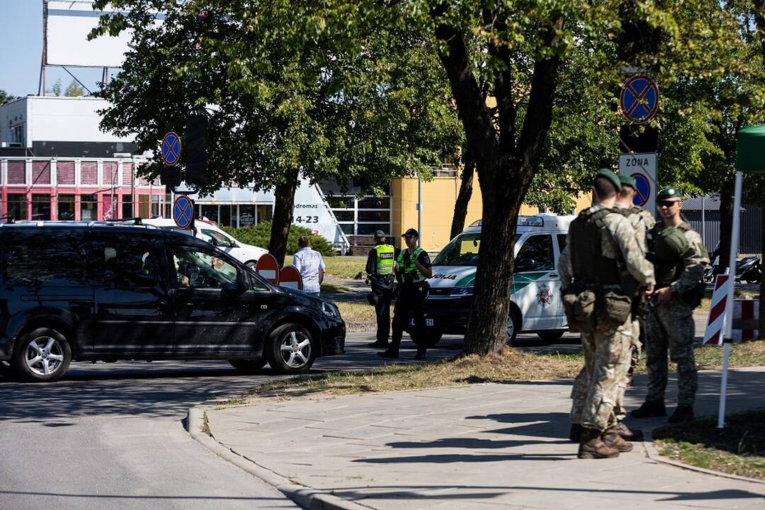 Policijos pareigūnai ir Lietuvos kariuomenės kariai „Litexpo“  prieigose