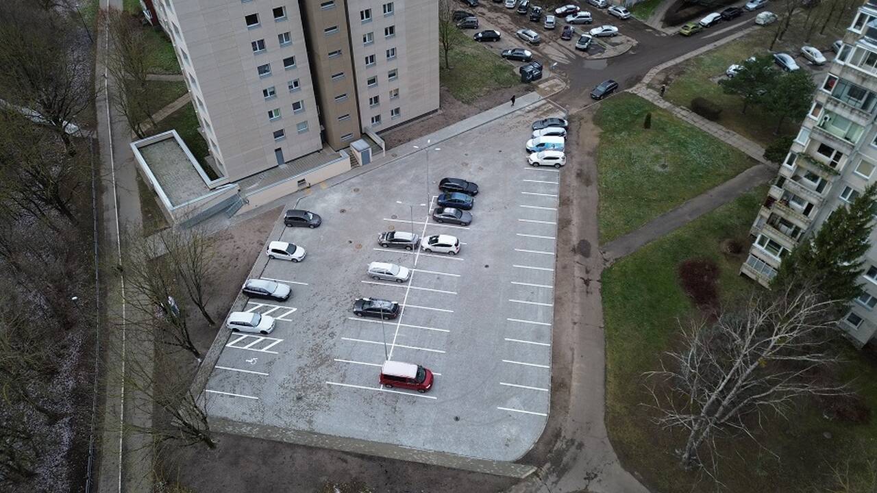 Poreikis: sulaukęs Rasytės gatvės daugiabučio gyventojų kreipimosi, „Mano BŪSTAS“ pasirūpino automobilių aikštelės atnaujinimu. 