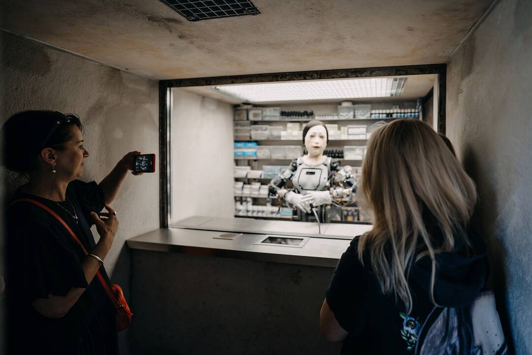 Paradoksas: „Happiness“ humanoidė „vaistinės“ lankytojams apie narkotikus kalba kaip apie tobulas priemones laimės jausmui patirti.