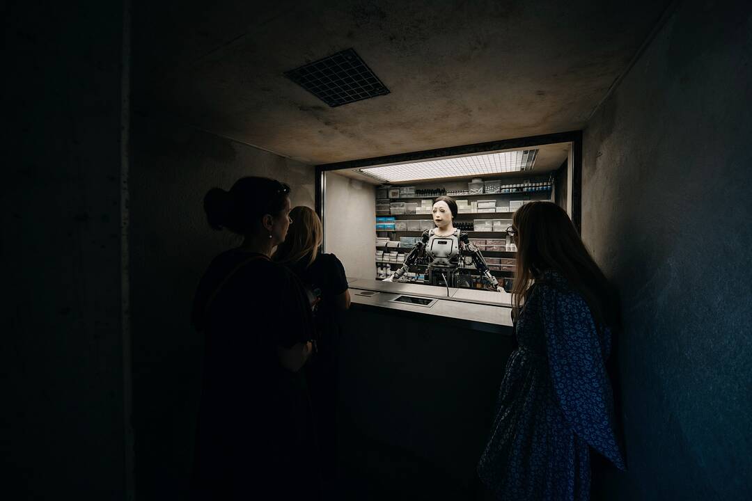 Paradoksas: „Happiness“ humanoidė „vaistinės“ lankytojams apie narkotikus kalba kaip apie tobulas priemones laimės jausmui patirti.