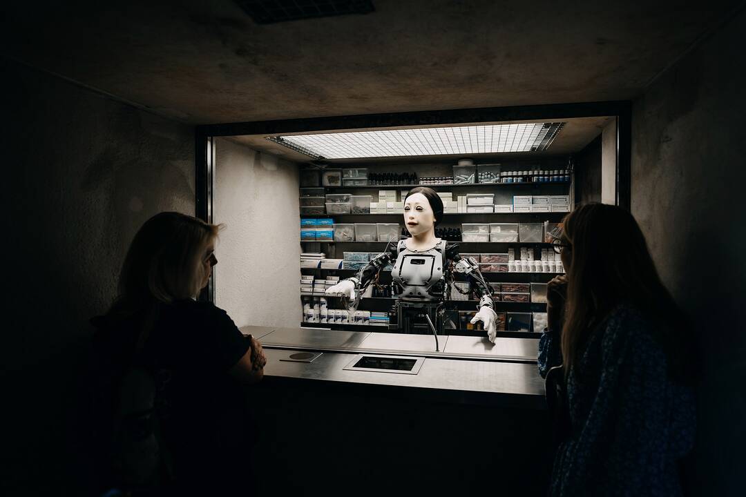 Paradoksas: „Happiness“ humanoidė „vaistinės“ lankytojams apie narkotikus kalba kaip apie tobulas priemones laimės jausmui patirti.