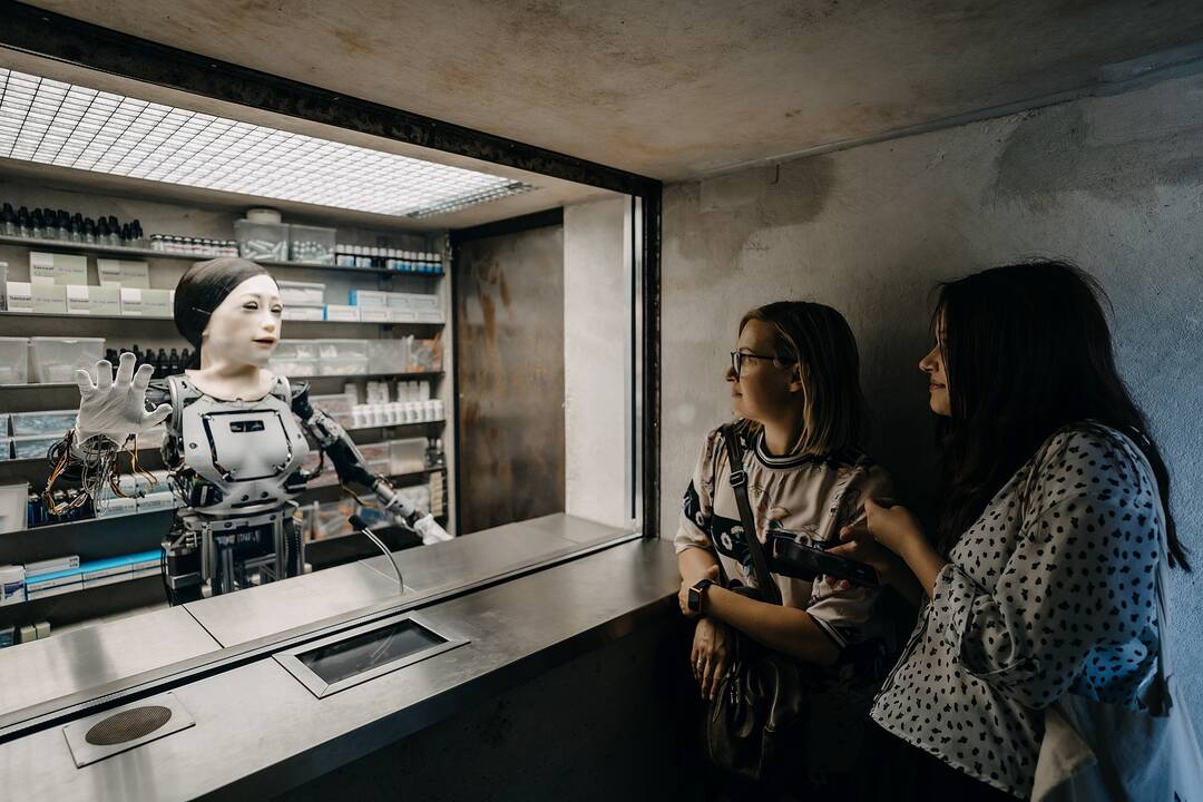 Paradoksas: „Happiness“ humanoidė „vaistinės“ lankytojams apie narkotikus kalba kaip apie tobulas priemones laimės jausmui patirti.