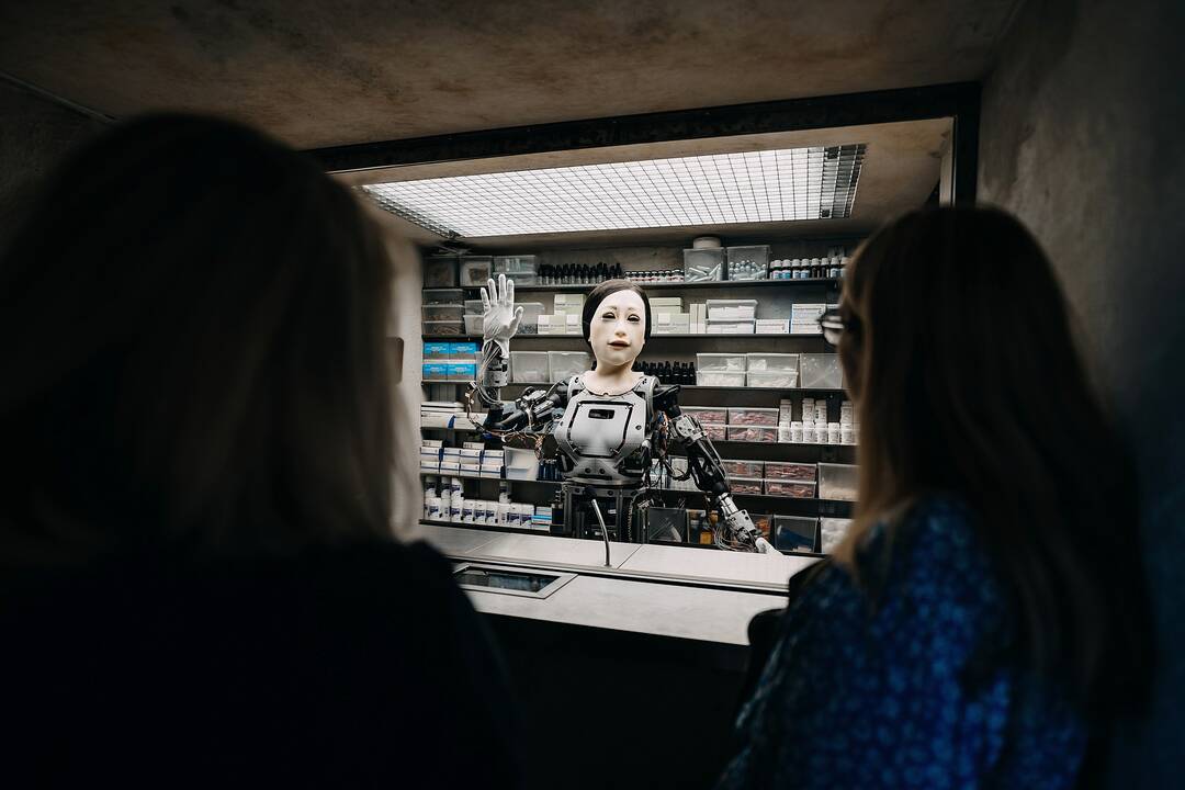 Paradoksas: „Happiness“ humanoidė „vaistinės“ lankytojams apie narkotikus kalba kaip apie tobulas priemones laimės jausmui patirti.