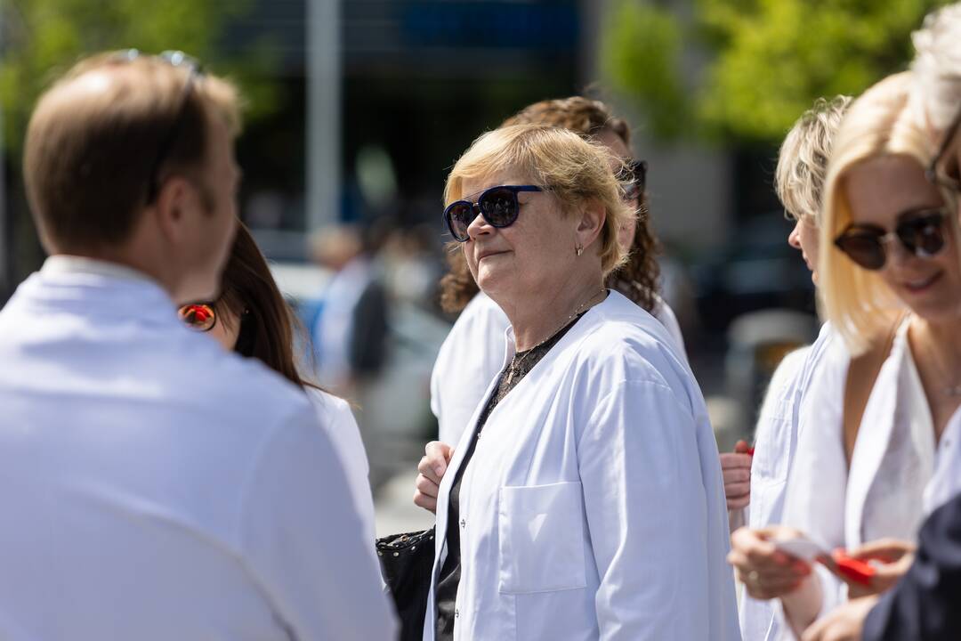 Šeimos gydytojų solidarumo akcija „Balti herojai surištomis rankomis“