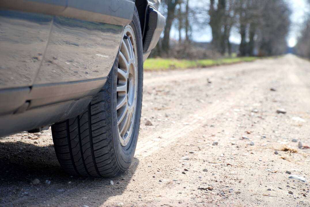 Panevėžyje įsisiautėjo vandalai: padangas pradūrė šešiems automobiliams