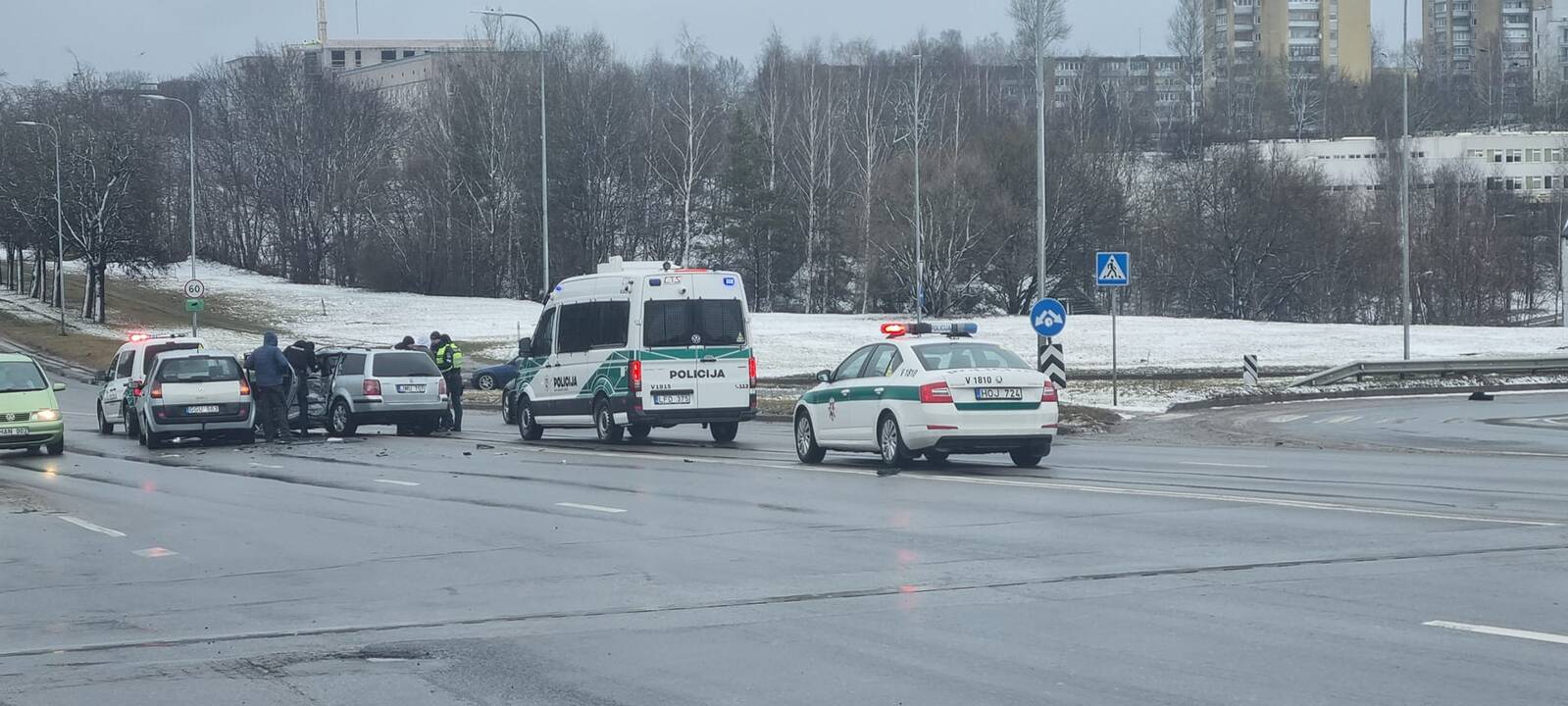 Vilniuje girti, galimai vogtu automobiliu važiavę vyrai sukėlė avariją