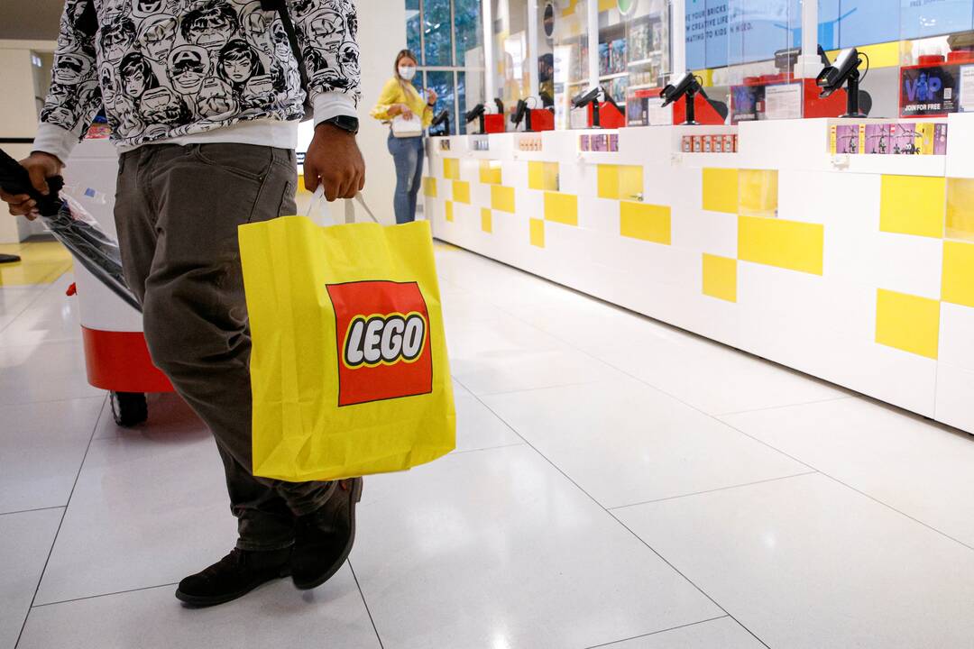 „Lego“ neribotam laikui nutraukia veiklą Rusijoje, tai paveiks 81 parduotuvę