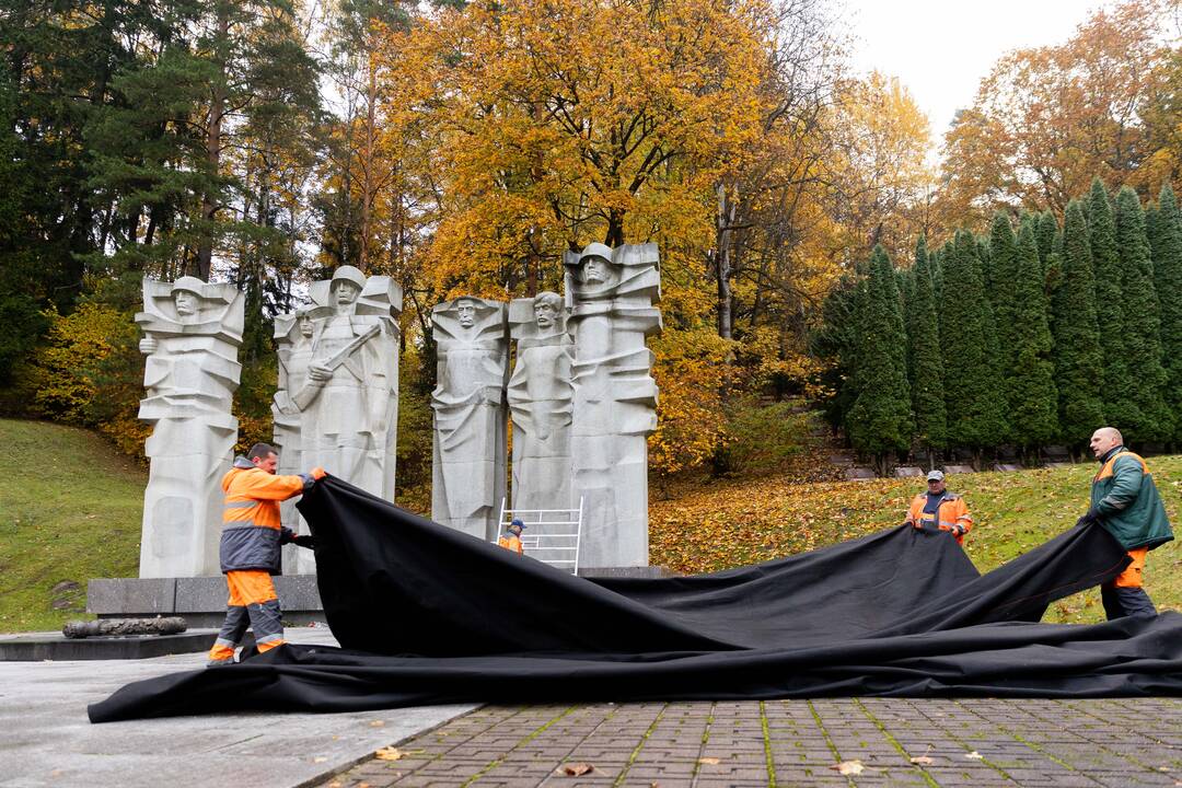 Antakalnio kapinėse uždengiami paminklai sovietų kariams