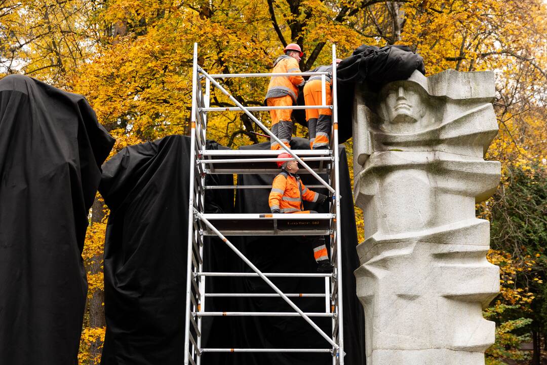 Antakalnio kapinėse uždengiami paminklai sovietų kariams