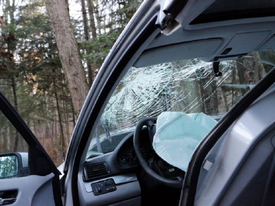 Rokiškio rajone neblaivaus vairuotojo automobilis trenkėsi į kelmus ir medį