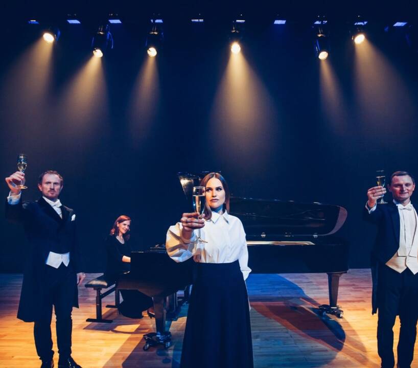 Siužetas: solistus E.Bavikiną, O.Kolobovaitę, L.Mikalauską koncerto žiūrovai išvys pagal G.Verdi operą „Traviata“ parengtoje muzikinėje dramoje.