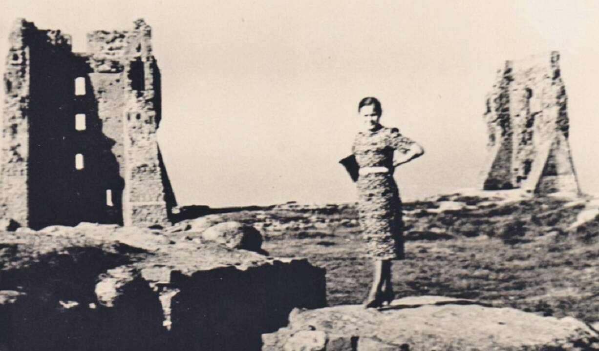S.Nė­ris su A.Didžiulyte-Kazanavičiene. Kauno stotis. 1934 m