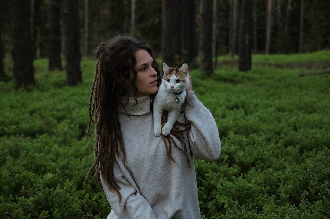 Terapija: „Dažnai išeinu padainuoti į mišką arba prie upės. Tai lyg meditacija“, – sako E. Girskaitė, į gamtą dažnai pasiimanti ir nuotykius mėgstančią katę Šišką.