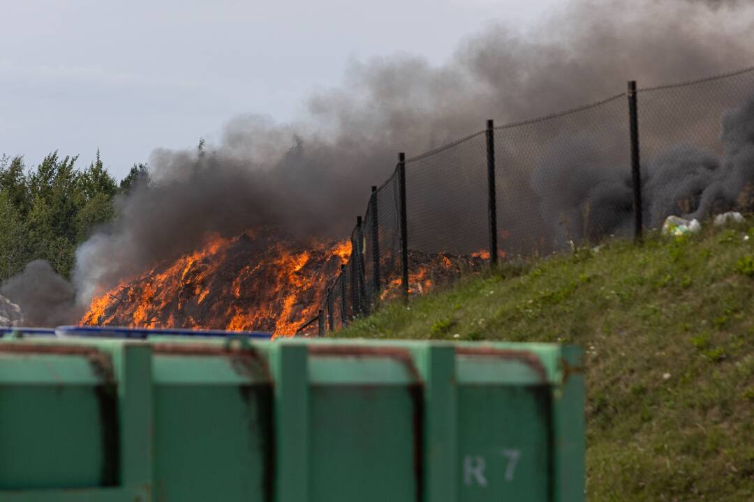 Didžiulis gaisras įmonėje „Ecoservice“