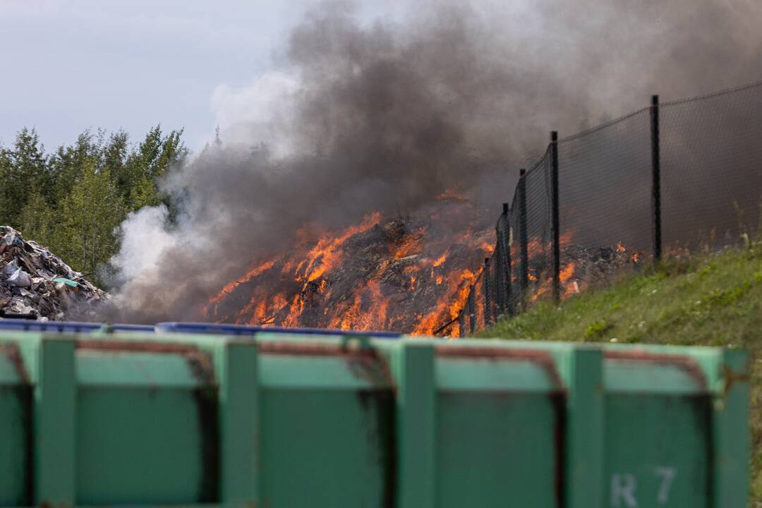 Didžiulis gaisras įmonėje „Ecoservice“