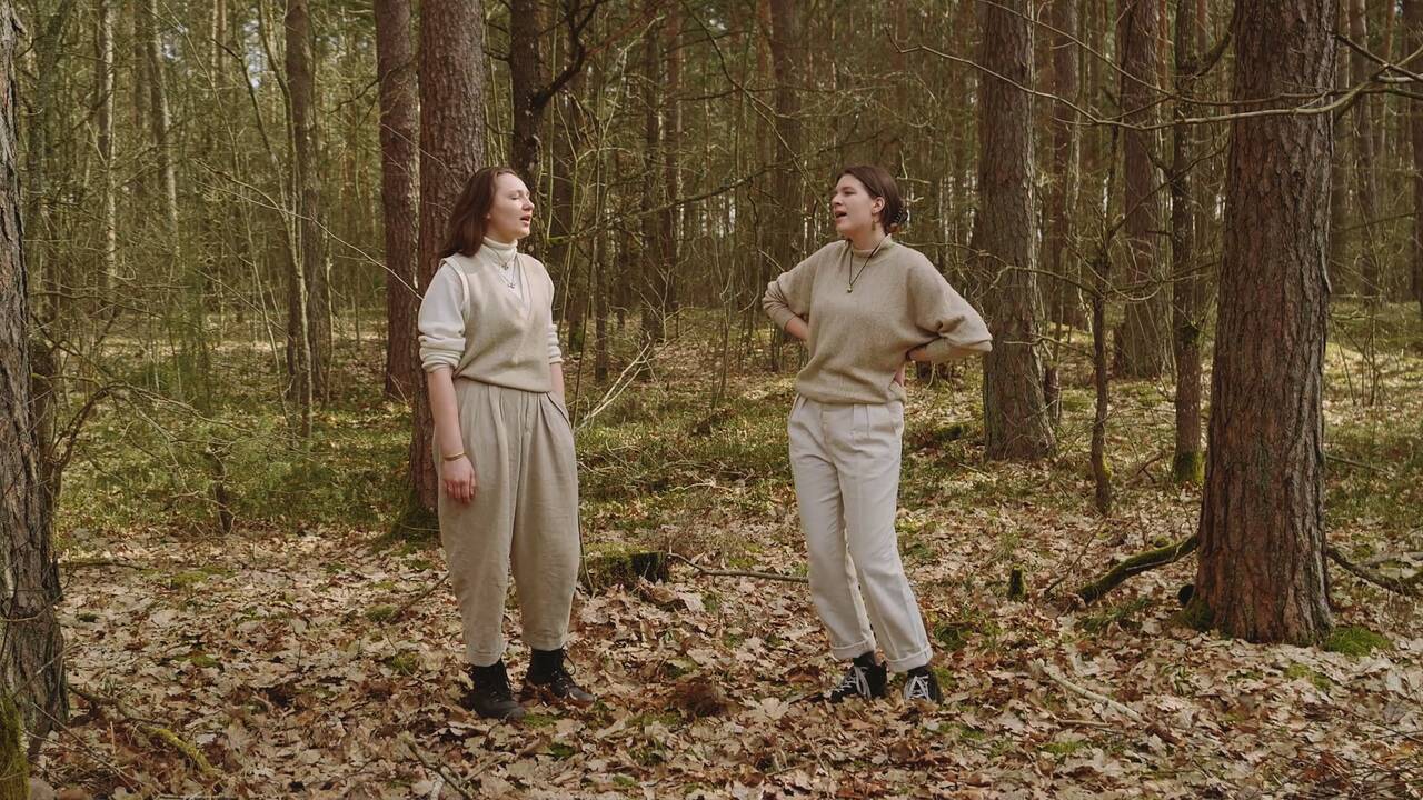 Terapija: „Dažnai išeinu padainuoti į mišką arba prie upės. Tai lyg meditacija“, – sako E. Girskaitė, į gamtą dažnai pasiimanti ir nuotykius mėgstančią katę Šišką.