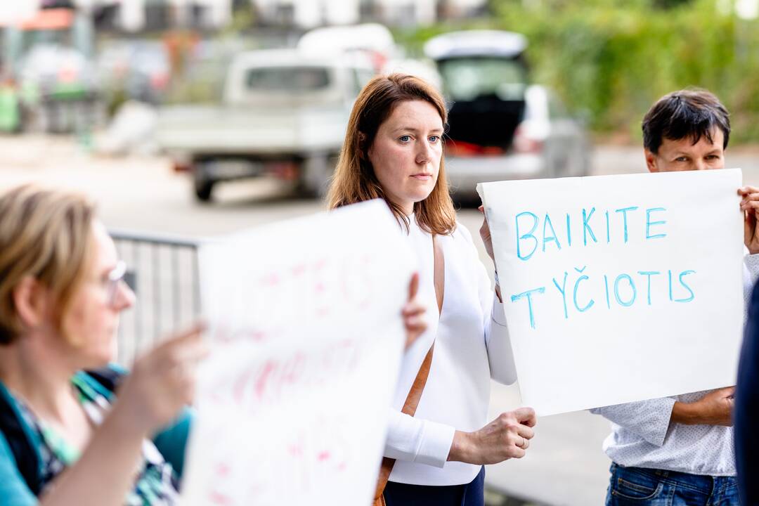 Prie Vilniaus rajono savivaldybės - piketas dėl mažinamų kompensacijų už privačius darželius.