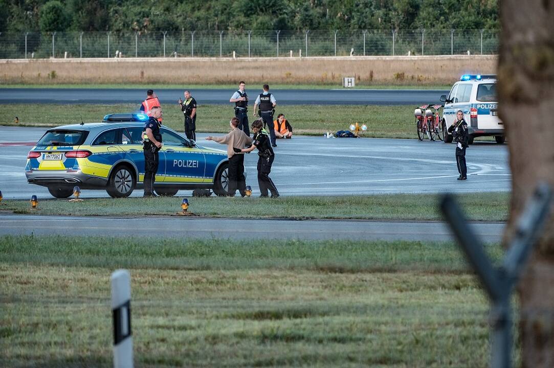 Klimato aktyvistai trikdė Vokietijos oro uostų darbą: klijavosi prie kilimo ir tūpimo takų