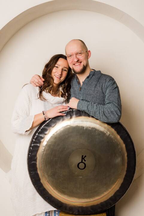 Atradimai: pajutę dvasinio tobulėjimo alkį, Šimkai pasinėrė į garsų terapiją ir intuityvų muzikavimą.  