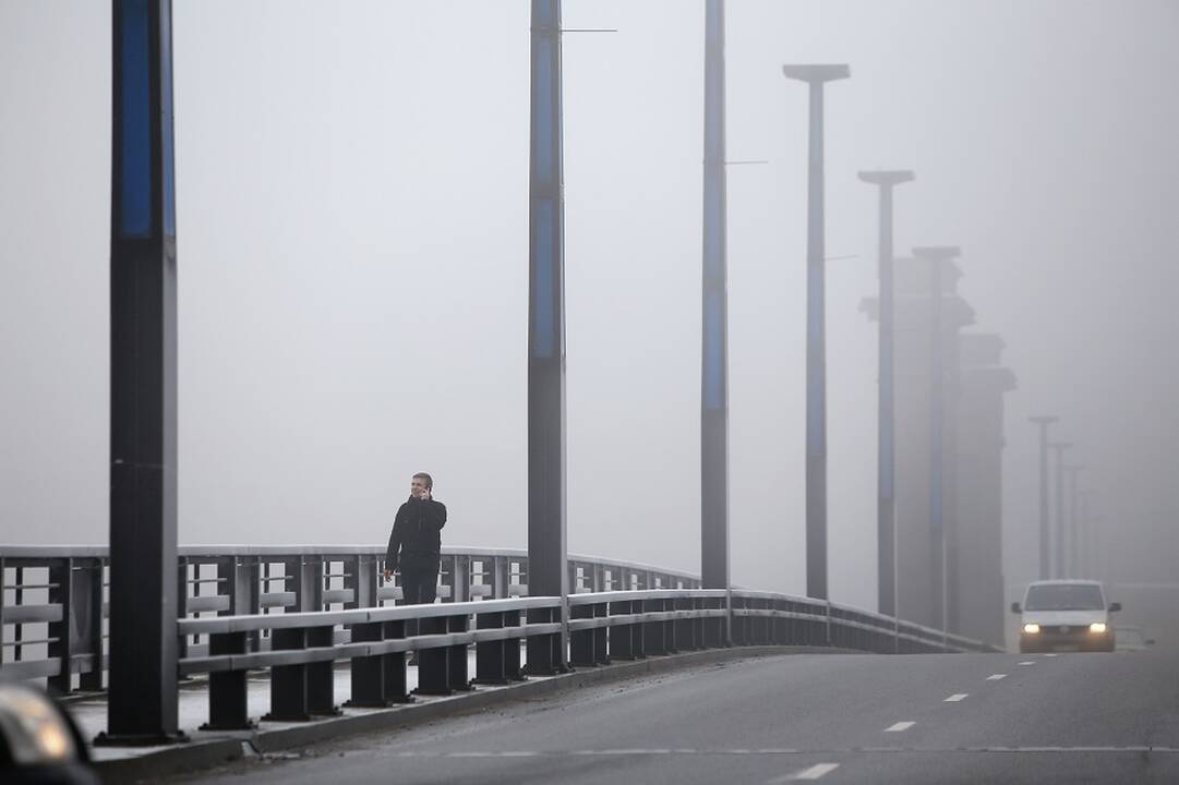 Eismo sąlygas šalies keliuose sunkina rūkas