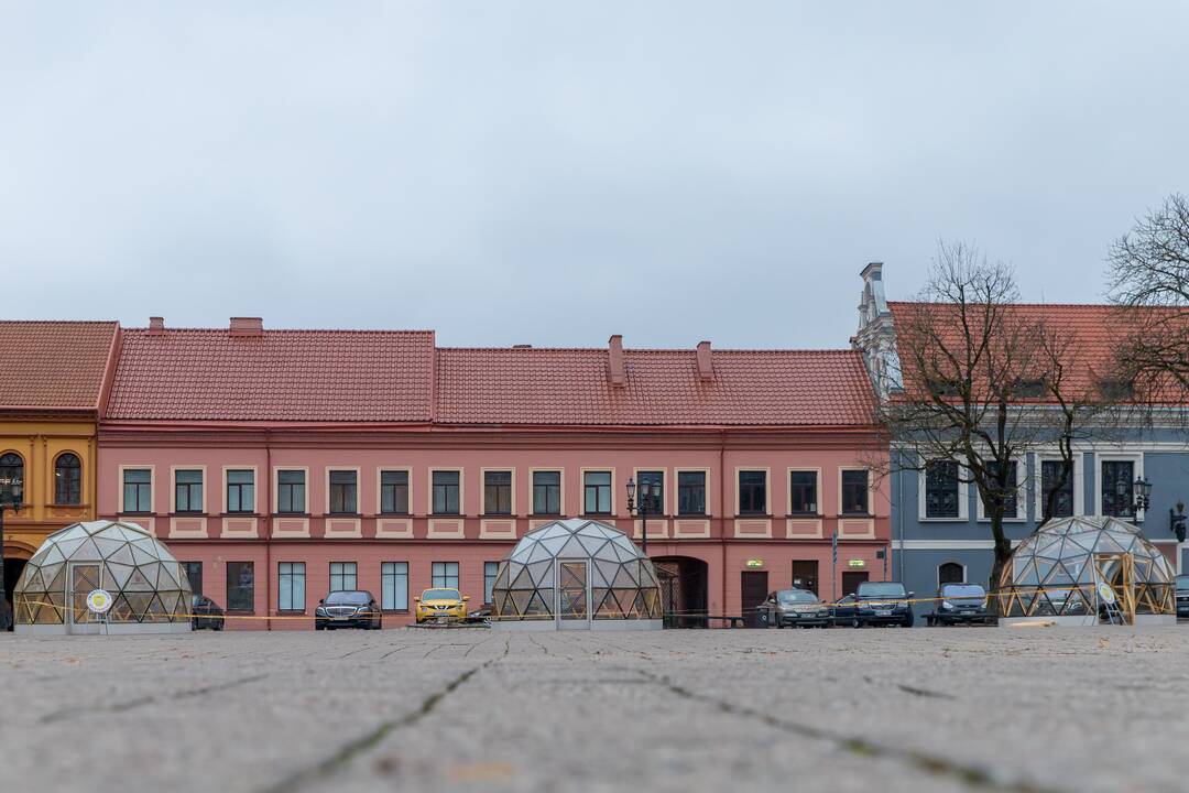Rotušės aikštėje montuojami kupolai