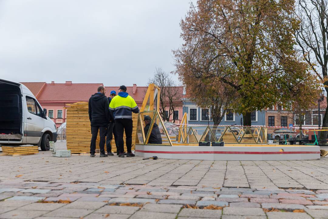 Rotušės aikštėje montuojami kupolai