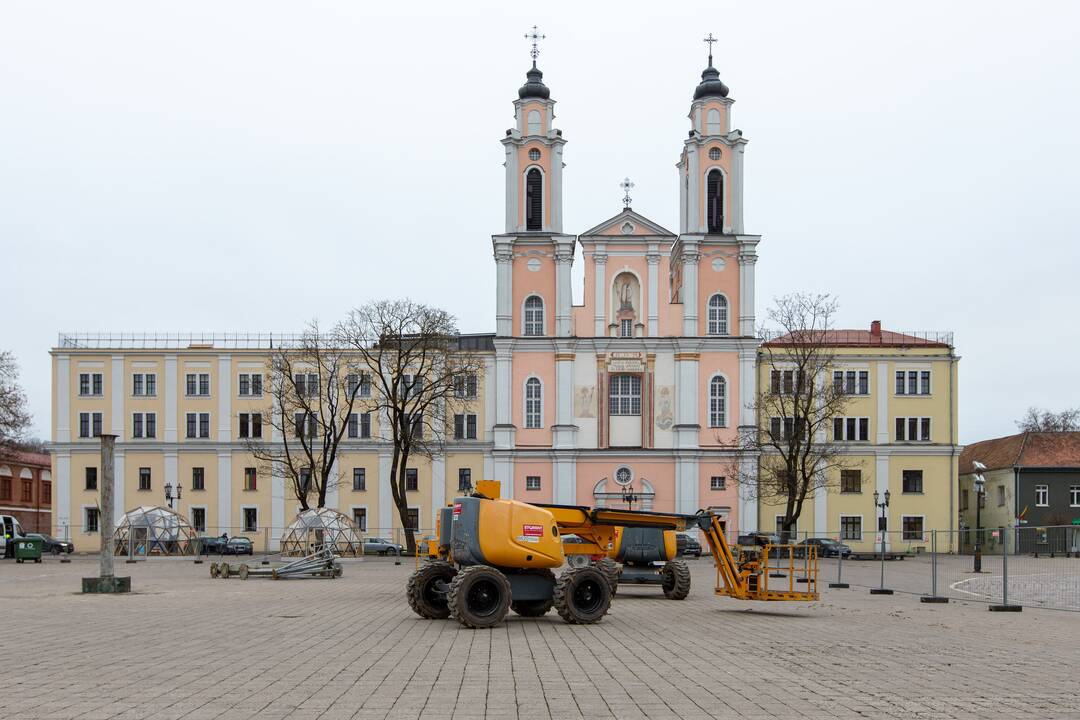 Rotušės aikštėje montuojama eglė