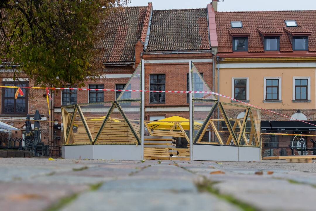 Rotušės aikštėje montuojami kupolai